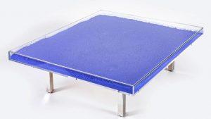 table Yves Klein